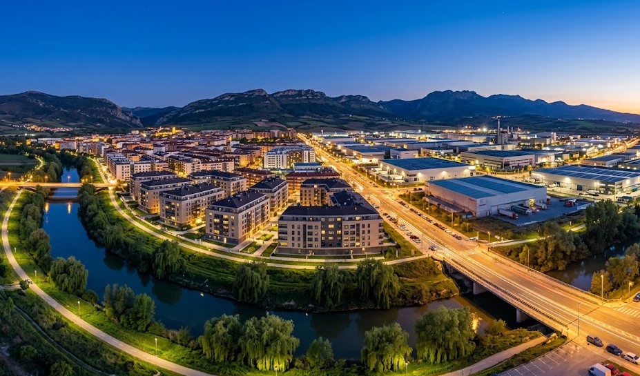 Vista de la localidad de Huarte (Uharte), el entorno del río Arga y el polígono industrial